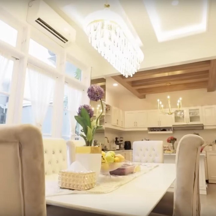 <p>Sementara itu, ada juga ruang makan keluarga yang dihiasi dengan lampu kristal mewah. Lampu tersebut dibanderol dengan harga lebih dari Rp6,5 juta. (Foto: YouTube TRANS7 OFFICIAL)</p>