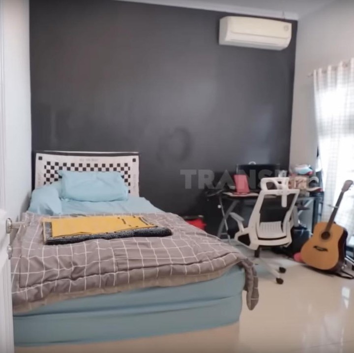<p>Memiliki lima anak, Fadli dan sang istri juga memperlihatkan kamar anak-anaknya. Seperti potret kamar anak pertama mereka yang bernama Akhmad Rafa Al-Farabi. Kamar anak sulungnya ini terlihat sangat <em>simple</em> dan dominasi dengan warna putih dan abu-abu. (Foto: YouTube TRANS7 OFFICIAL)</p>