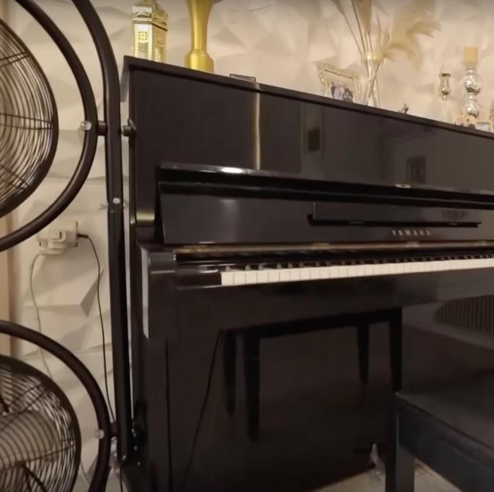 <p>Masih di area ruang keluarga, Fadli berinisiatif untuk melengkapi sudut ruangan dengan piano. Di atas piano tersebut ada sebuah piala kebanggaan Fadli yang tidak boleh dipindahkan, lho. "Di atasnya ditaro piala kebanggaan dia juara 1 kompetisi menari yang enggak boleh dikemana-manain," ungkap sang istri, Nur Ayu Chesty Maharani, dikutip dari kanal<em> YouTube TRANS7 OFFICIAL, </em>Selasa (6/8/2024).  (Foto: YouTube TRANS7 OFFICIAL)</p>