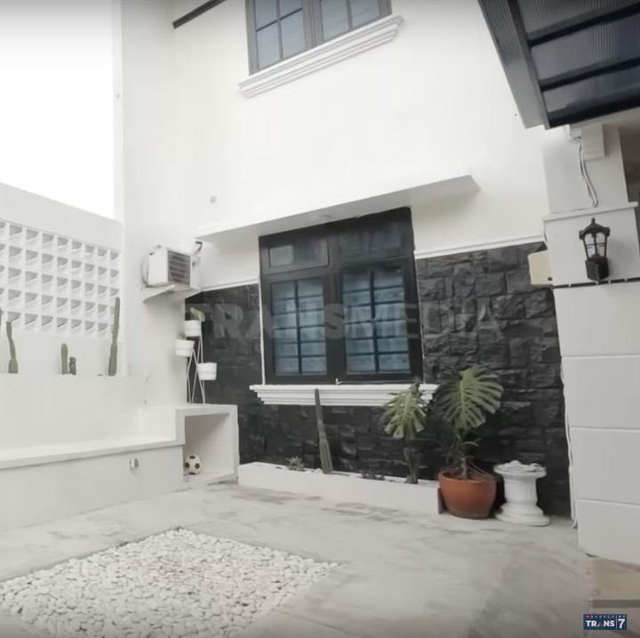 <p>Fadli Akhmad mengawali kariernya di dunia hiburan sejak 2007. Ia terjun sebagai presenter, Bunda. Kini, ia diketahui tinggal di hunian mewah bersama istri dan kelima anaknya. (Foto: YouTube TRANS7 OFFICIAL)</p>
