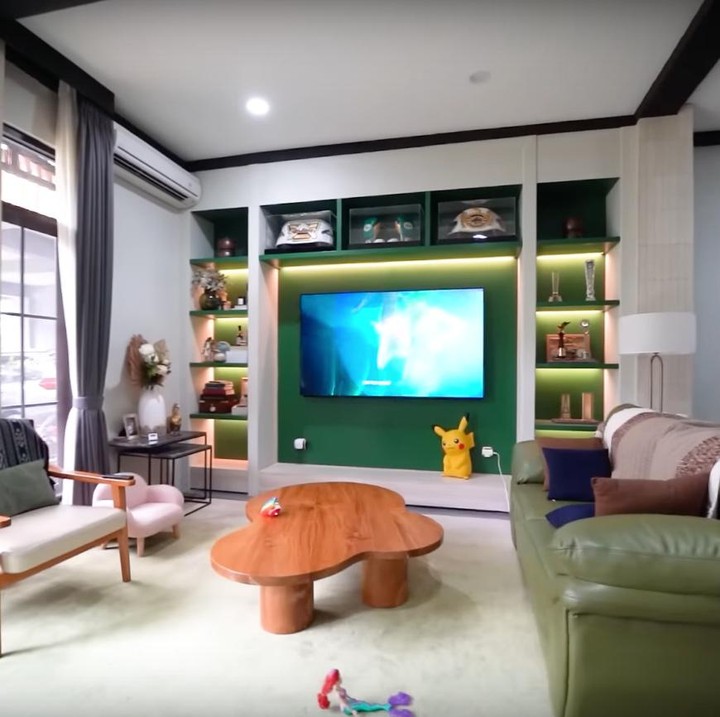 <p>Sentuhan warna hijau <em>sage</em> juga terlihat di ruang keluarga. Di tempat ini, Randy kerap menghabiskan <em>quality time</em> bersama istri dan kedua anaknya. (Foto: YouTube AH)</p>