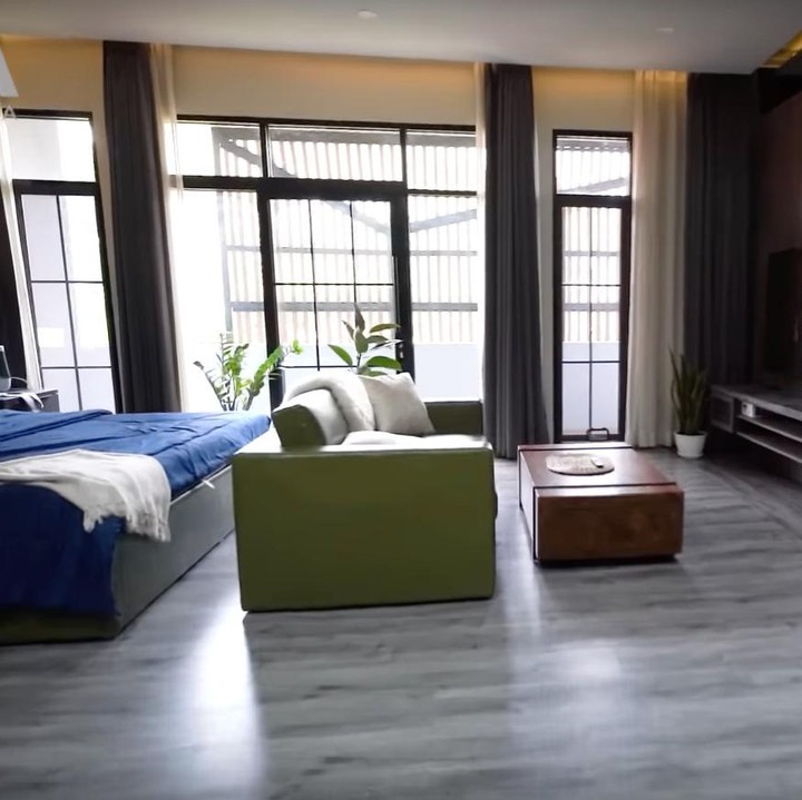 <p>Randy juga memasang banyak jendela untuk masuknya sinar matahari ke dalam rumah sehingga menciptakan pencahayaan yang baik. (Foto: YouTube AH)</p>