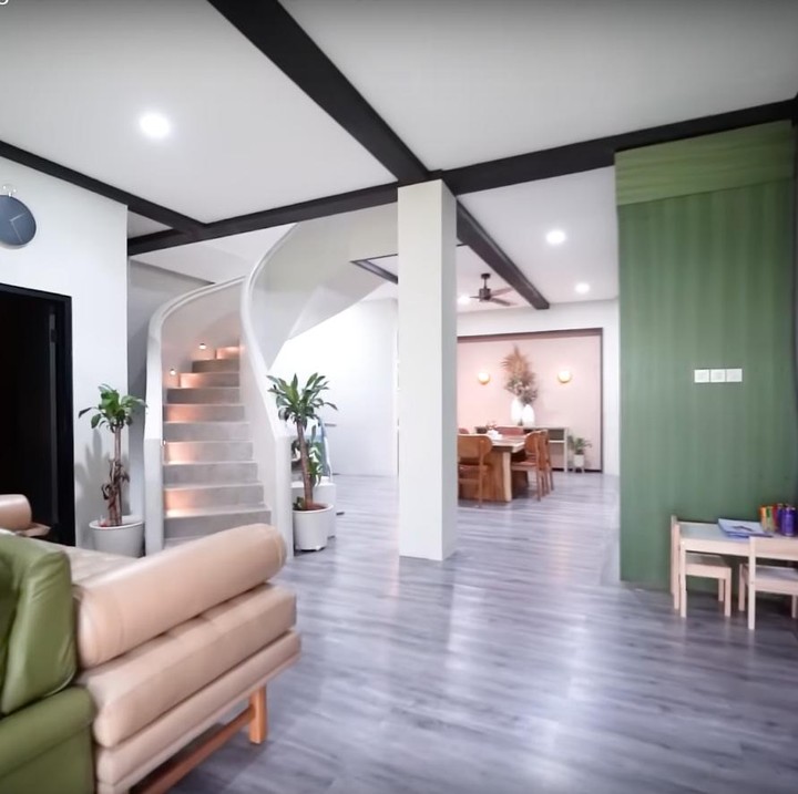 <p>Bagian interior rumah Randy Pangalila dan Chelsey Frank terlihat <em>homey</em> dengan padu padan warna bumi nan lembut, seperti hijau dan <em>beige.</em> (Foto: YouTube AH)</p>
