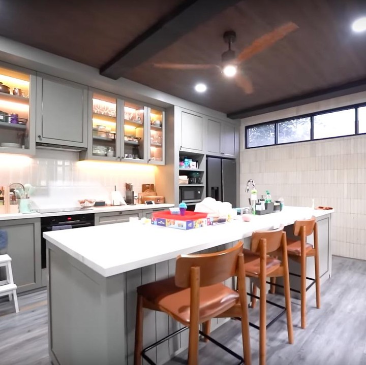 <p>Bagian dapur Randy juga tak kalah estetik. Dominasi warna putih dan furnitur dari kayu mempercantik dapur keluarga mereka. Enggak heran kalau sang istri jadi rajin memasak ya, Bun. (Foto: YouTube AH)</p>