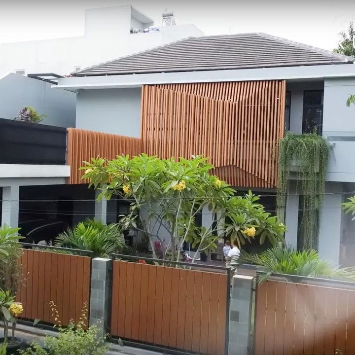 <p>Randy Pangalila tinggal bersama istri bule Kanada yang bernama Chelsey Frank. Mereka menempati rumah yang sangat <em>homey,</em> Bunda. Bagian eksteriornya didominasi dengan nuansa kayu berwarna cokelat. (Foto: YouTube AH)</p>