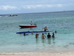 Perahu Nelayan Terbalik Akibat Diterjang Ombak di Perairan Nusa Lembongan