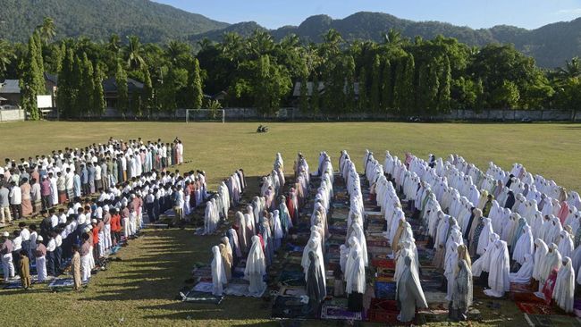 Dalam pelaksanaan sholat istisqo, imam menyampaikan khutbah di hadapan jemaah. Berikut contoh teks khutbah sholat istisqo minta hujan.