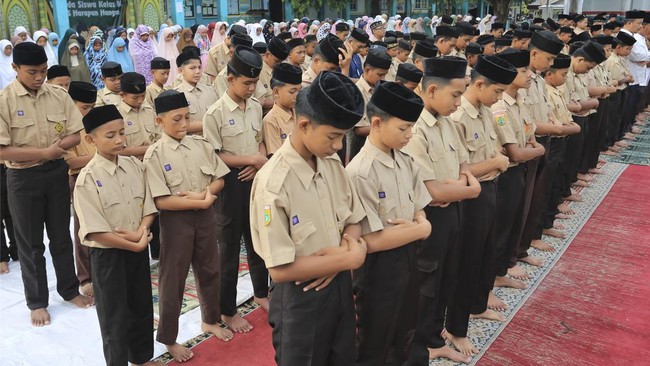 Dalam SEB yang diteken tiga menteri, para siswa full belajar di sekolah selaa dua minggu yakni pada 6-25 Maret 2025.