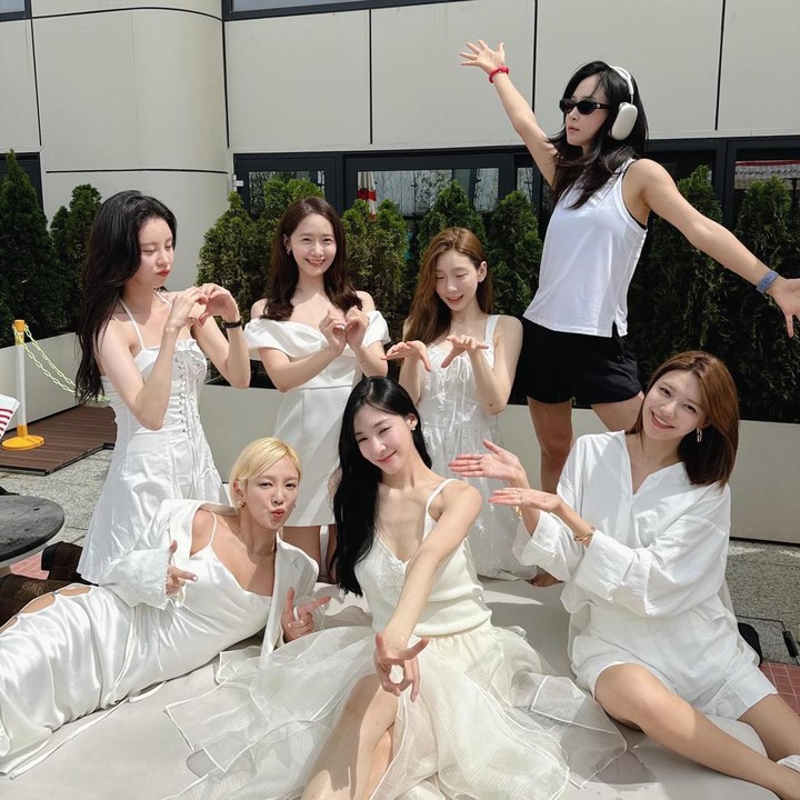 <p>Di momen istimewa tersebut, para member SNSD berkumpul untuk merayakan <em>anniversary</em> mereka dengan mengenakan busana serba putih. Namun sayangnya, salah satu personel mereka tidak bisa hadir pada hari itu. (Foto: Instagram @sooyoungchoi)</p>