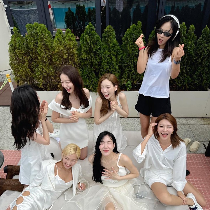 <p>Penampilan kocak Sunny di tengah potret member SNSD sontak curi perhatian, Bunda. "Wkwkwkwk editannya mbakk," komentar @kimch**. "Separah-parahnya Yuri, ada editan foto mba Sunny sebagai yang paling parahnya," imbuh @_uchan* (Foto: Instagram @hyoyeon_x_x)</p>