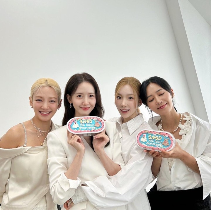 <p>Tak hanya Sunny, seluruh member SNSD juga ikut berbahagia merayakan hari debut mereka. Dalam unggahannya, Hyoyeon turut mengucapkan terima kasih kepada Sone (fans SNSD) yang selalu setia mendukung mereka. "Happy 17th anniversary of Girl's Generation. Thankyou Sone for always being with me," tulisnya (Foto: Instagram @hyoyeon_x_x)</p>