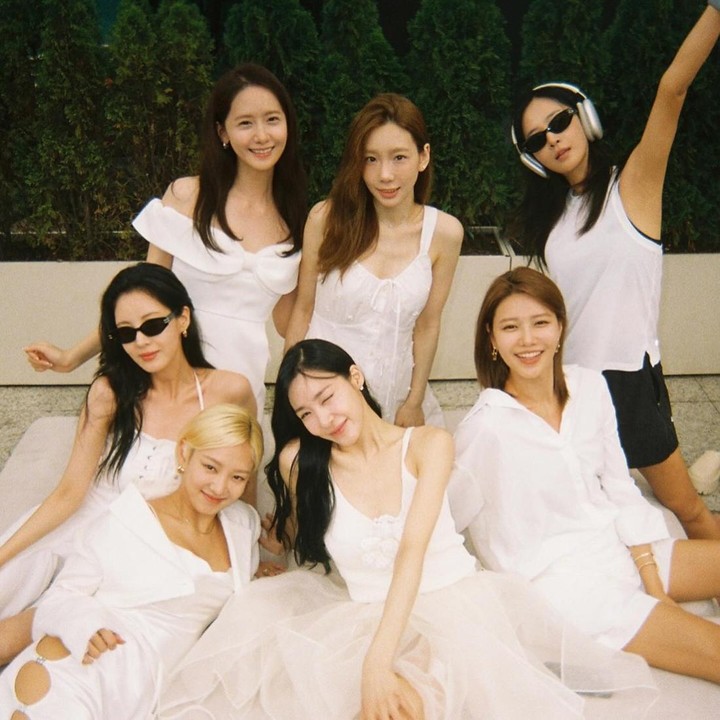 <p>Sunny diketahui tidak bisa berkumpul dengan para member SNSD lainnya karena sedang berada di luar negeri. Namun, ia mengatasinya dengan mengedit fotonya di antara para member. (Foto: Instagram @sooyoungchoi)</p>