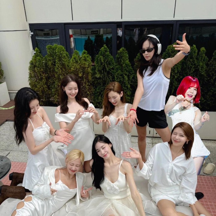 <p>Meski tak bisa hadir secara langsung, ia tetap senang dengan momen <em>anniversary</em> kali ini. "Ini adalah hari yang sangat menyenangkan, saya bisa berada di dalam satu foto yang sama, bahkan bersama Seohyun!" ucapnya. (Foto: Instagram @515sunnyday)</p>