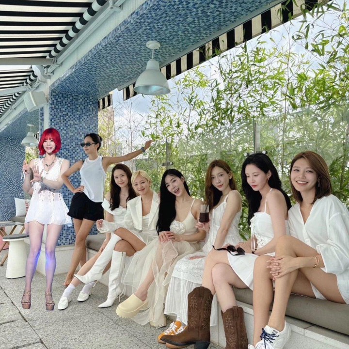 <p>Tampil dengan rambut berwarna pink yang nyentrik, Sunny mengedit fotonya di sebelah Yuri. "Sayangnya, saya tidak bisa hadir secara langsung karena saya sedang berada di Samudera Pasifik, tetapi saya bisa mengatasi hal ini," tulis Sunny di keterangan fotonya. (Foto: Instagram @515sunnyday)</p>