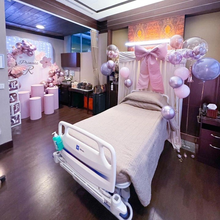 <p>Beberapa hari setelah kelahiran sang putri, Syahrini baru mengunggah foto. Beberapa foto yang diunggahnya menampilkan suasana kamar rawat inap bersalin di rumah sakit. Ruangan tampak dihiasi oleh dekorasi serba pink. (Foto: Instagram @princessyahrini)</p>