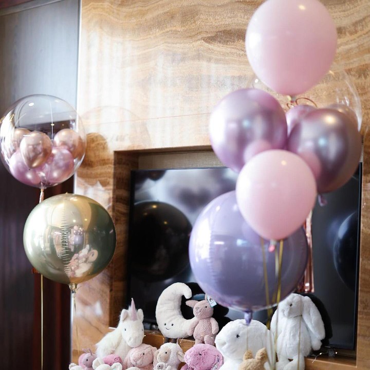 <p>Syahrini dan Reino Barack juga menyediakan meja kecil yang dipenuhi dengan boneka cute di dalam ruang rawat inap bersalin ini. Tak lupa meja tersebut juga dihias dengan balon yang kali ini terdiri dari warna pink, emas, dan ungu. (Foto: Instagram @princessyahrini)</p>