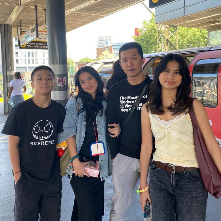 <p>Taufik Hidayat dan Ami Gumelar dikaruniai dua anak. Putri petamanya baru saja menginjak usia 17 tahun, Bunda. (Foto: Instagram@taufikhidayatofficial)</p>