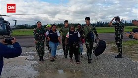 VIDEO: 13 Warga Dievakuasi Paska KKB Bunuh Pilot Heli di Distrik Alama