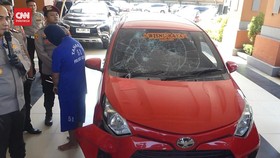 VIDEO: Gunakan Plat Palsu, Supir Minibus Kabur Tabrak Polisi