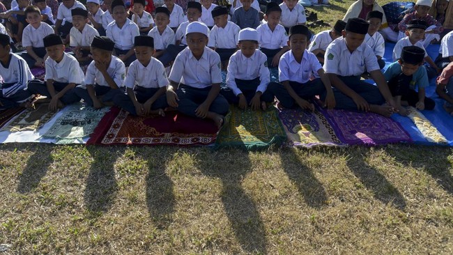 FOTO: Kemarau Panjang, Warga Aceh Salat Istisqa Minta Hujan