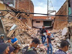 Warga Kaget Jerit-jerit Saat Rumah Tiga Lantai Tiba-tiba Ambruk di Bandung