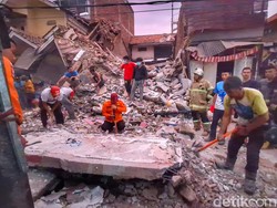 Rumah 3 Lantai di Bandung Tiba-tiba Ambruk