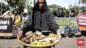 FOTO: Suara Ibu-ibu Warga Dairi Sumut Tolak Tambang di Mahkamah Agung