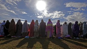 FOTO: Kemarau Panjang, Warga Aceh Salat Istisqa Minta Hujan