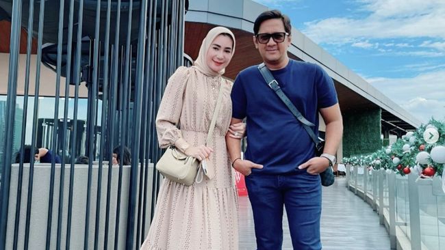 Andre Taulany mengegerkan publik setelah diketahui menggugat cerai istrinya selama 18 tahun terakhir, Rien Wartia Trigina.