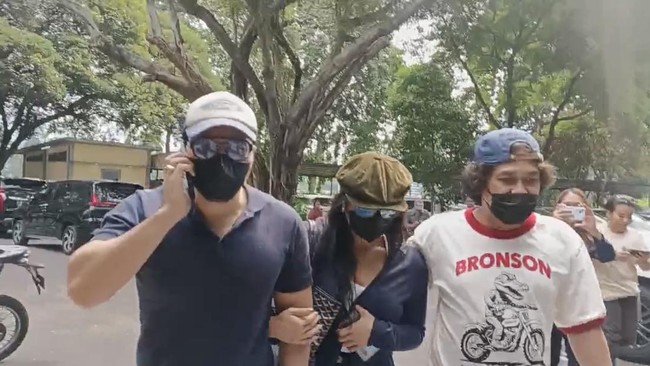 Polisi menetapkan mantan kekasih Audrey Davis, anak musisi David Bayu, berinisial AP sebagai tersangka penyebaran video porno.