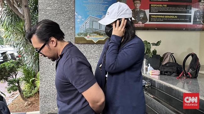 Anak musisi David Bayu, Audrey Davis dicecar 29 pertanyaan oleh interogator Ditreskrimsus Polda Metro Jaya mengenai konten video porno nan diduga mirip dirinya.