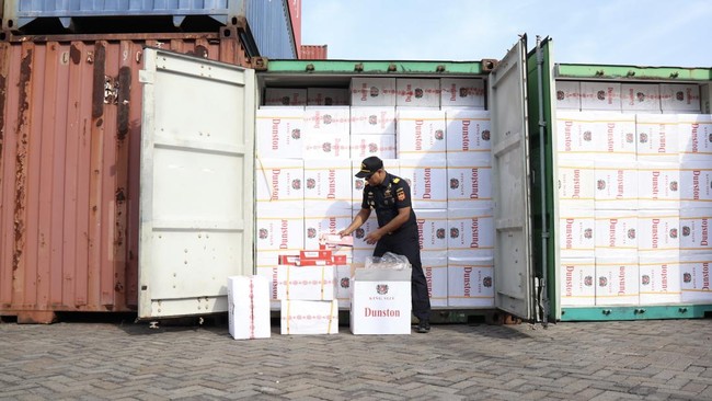 Bea Cukai menggagalkan pengiriman 16 kontainer berisi 73 juta batang rokok ilegal dari UAE yang berpotensi merugikan negara hingga Rp217 miliar.