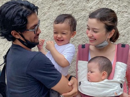 Edward Akbar Ucapkan Ultah pada Kimberly Ryder, Unggah Kebersamaan dengan Keluarga
