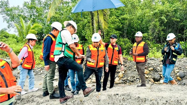 Pemilik Jhonlin Group Haji Isam berkunjung ke Freeport Indonesia dalam rangka pemanfaatan tailing untuk membangun jalan proyek cetak sawah di Merauke.