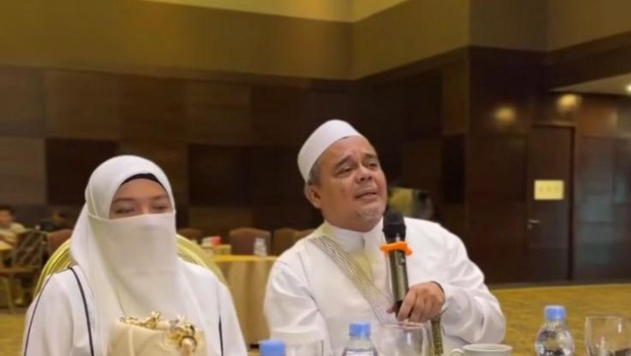 Momen Habib Rizieq ditemani istri daun muda