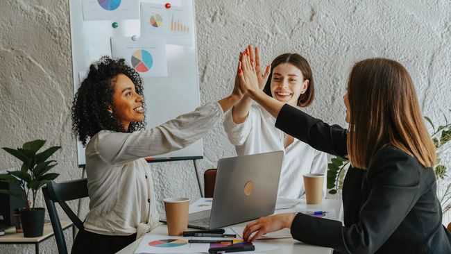 4 Hal yang Pantang Dilakukan oleh Perempuan Bermental Kuat, Menurut Psikoterapis!