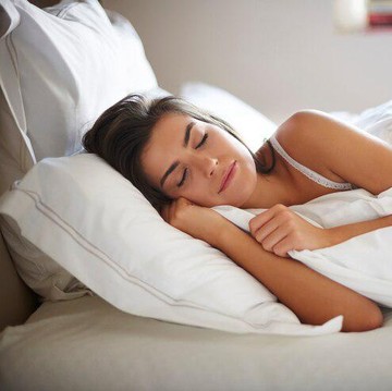 4 Kebiasaan Sebelum Tidur yang Bikin Kulit Cerah dan Glowing