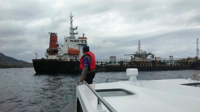 Kapal tanker terbakar di dekat Pulau Tepekong di Perairan Candidasa, Desa Bugbug, Kabupaten Karangasem, Bali. 5 ABK Tewas.