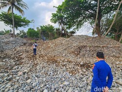Aktivis Kecam Pengerukan Batu di Sempaadan Pantai Cikakak