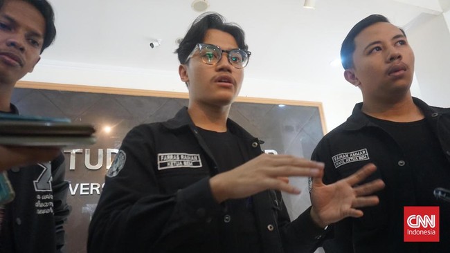 Ketua BEM UNY, Farras Raihan (21) mengaku mendapatkan tindak represif dari seorang dosen kampusnya saat berorasi di kegiatan ospek Mahasiswa Baru, Selasa (6/8).