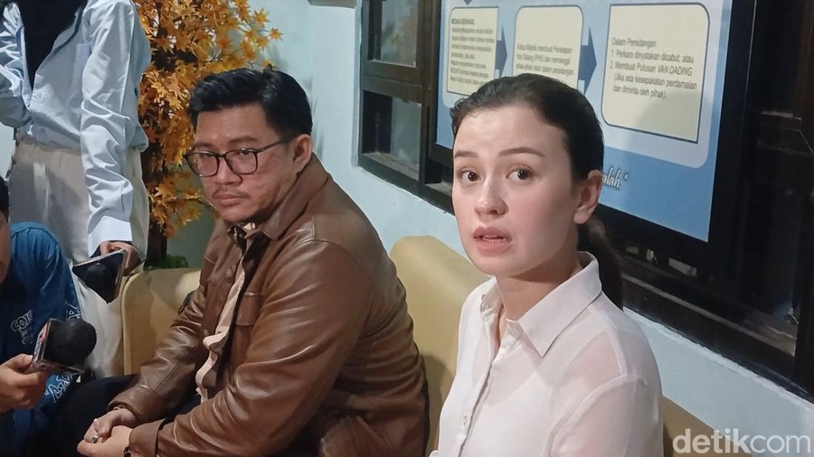 Kimberly Ryder dan Edward Akbar di Pengadilan Agama Jakarta Pusat.