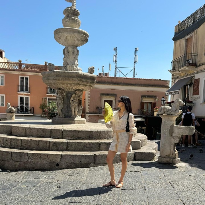 <p>Pelantun lagu Money itu tampak menikmati suasana kota di Italia. Ia terlihat membawa kipas di tengah cuaca yang cukup terik. (Foto: Instagram @lalalalisa_m)</p>