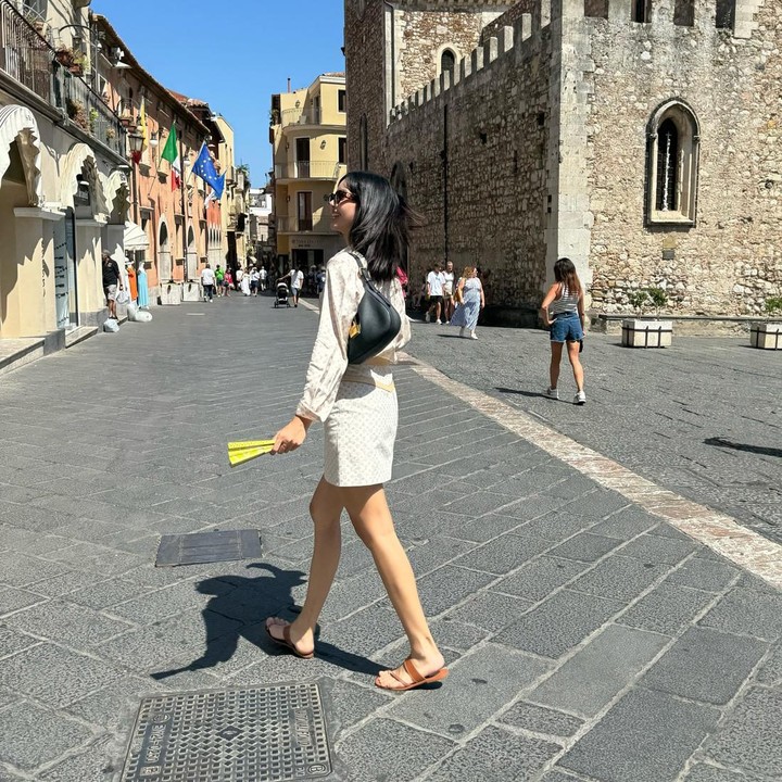 <p>Lisa BLACKPINK membagikan potret terbaru dirinya ke media sosial. Ia berbagi foto ketika sedang berlibur di Italia, Bunda. (Foto: Instagram @lalalalisa_m)</p>