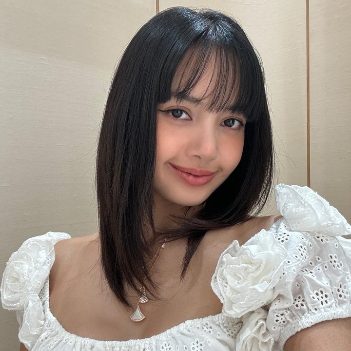 <p>Gaya <em>makeup</em> Lisa juga terlihat sangat soft dengan sentuhan blush berwarna peach. Matanya dipercantik memakai eyliner yang on point. (Foto: Instagram @lalalalisa_m)</p>