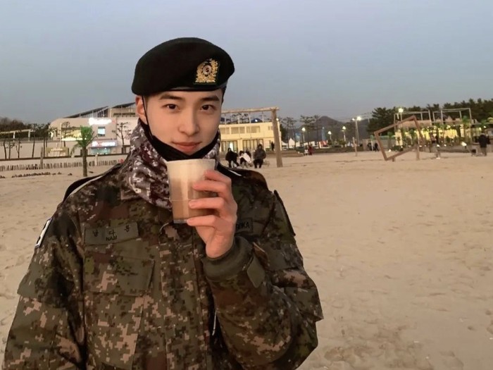 Lulus dari SMA, Nam Dareum dikabarkan langsung pergi wamil. Banyak yang menyayangkan keputusannya, namun tidak sedikit yang menunggunya segera kembali./ foto: instagram.com/namdareum_mom