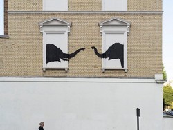 Banksy Muncul Lagi dengan Siluet Hitam Dua Belalai Gajah di Jendela