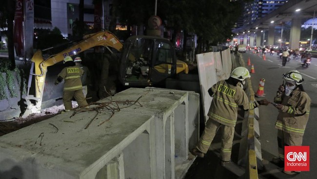 Kapolsek Metro Setiabudi Kompol Firman menyebut kejadian kebocoran pipa gas di Kuningan, Jaksel, dipicu kesalahan dalam galian pekerjaan trotoar dan saluran air.