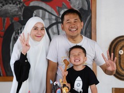 Cara Zaskia Mecca-Tania Ray Mina Ajari Anak Beribadah Saat Ramadan