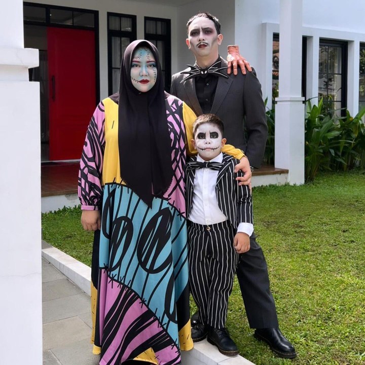 <p>Penyanyi dan penulis Risa Saraswati menikah dengan Dimas Tri Aditiyo pada tahun 2019, Bunda. Dari pernikahan ini, keduanya pun dikaruniai seorang putra. (Foto: Instagram: @risa_saraswati)</p>