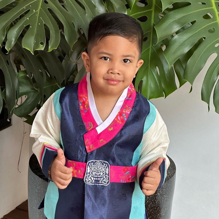 <p>"Ariiiii makin ganteng ihhhh. Gemassss," papar netizen dengan emotikon hati. "Gemassss. Pengen cubit pipi Ari boleh enggak sih? Hihihi," kata netizen lainnya. (Foto: Instagram: @risa_saraswati)</p>